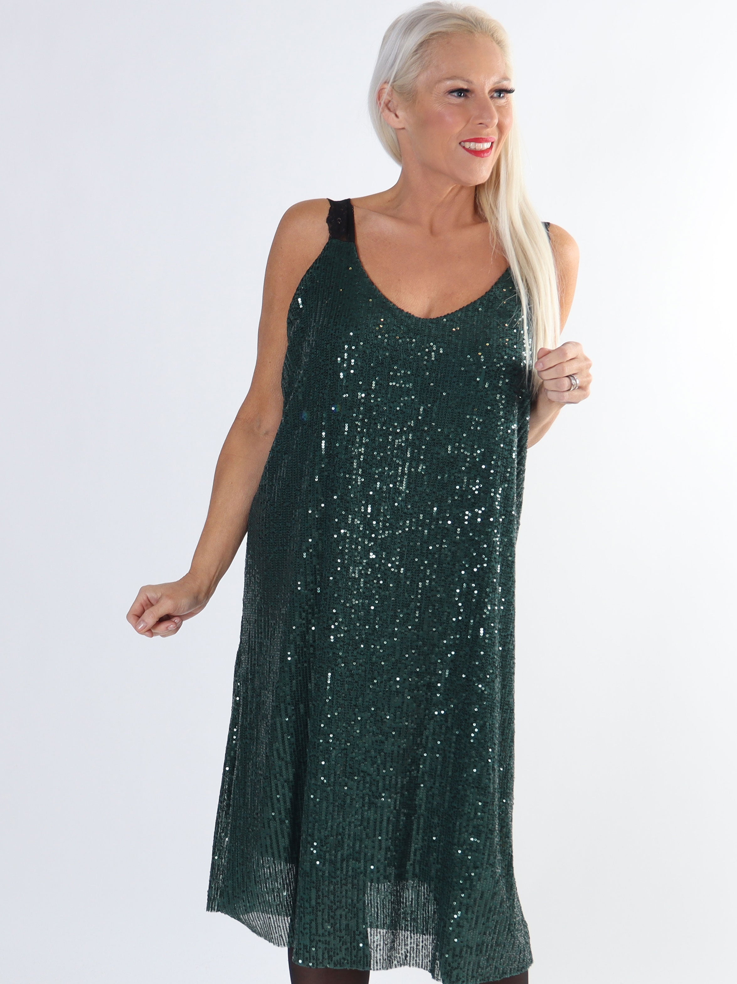 Agathe - Fin plus size pailletkjole med blondestropper